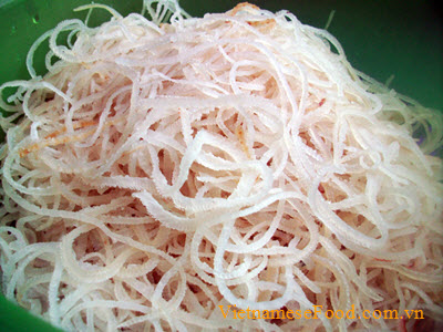 Step 1 shredded_pork_and_skin_with_bread