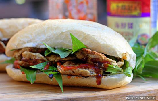 Fried Chopped Fish Ball with Bread (Bánh Mì Chả Cá)