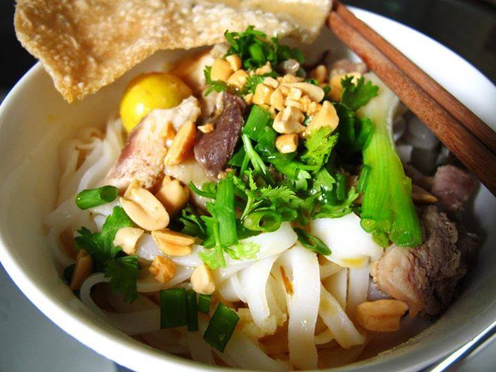 Quảng Noodle Soup with Chicken (Mì Quảng Gà)