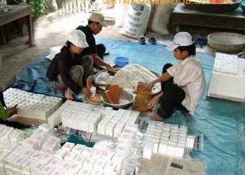 phong-hau-green-rice-flakes-cakes-banh-com-phong-hau