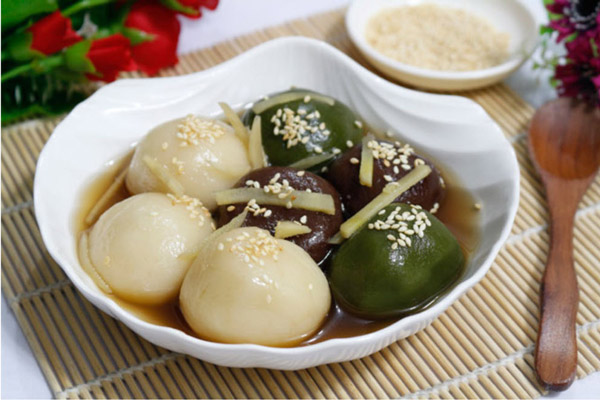 Traditional Vietnamese Rice Balls Sweet Soup Food (Che Troi Nuoc)