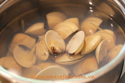 Asian Spinach Soup with Hard Clams Recipe (Canh Mồng Tơi với Nghêu)