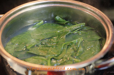 Asian Spinach Soup with Hard Clams Recipe (Canh Mồng Tơi với Nghêu)