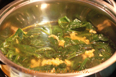 asian-spinach-soup-recipe-with-shrimps-recipe-canh-rau-mong-toi-nau-tom