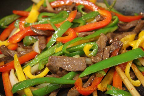 stir-fried-tender-beef-with-capsicum-bo-xao-ot-xanh