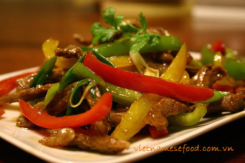 stir-fried-tender-beef-with-capsicum-bo-xao-ot-xanh