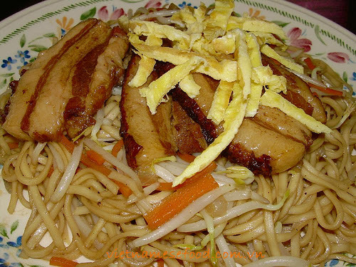 stir-fried-noodles-with-sliced-pork-mi-xao-thit-heo-lat