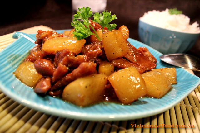 braised-pork-meat-with-white-radish-recipe-thit-heo-kho-cu-cai-trang