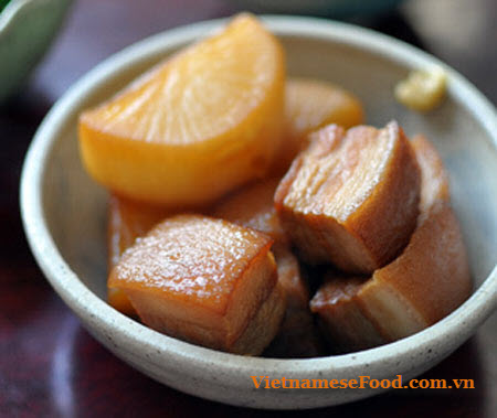 braised-pork-meat-with-white-radish-recipe-thit-heo-kho-cu-cai-trang