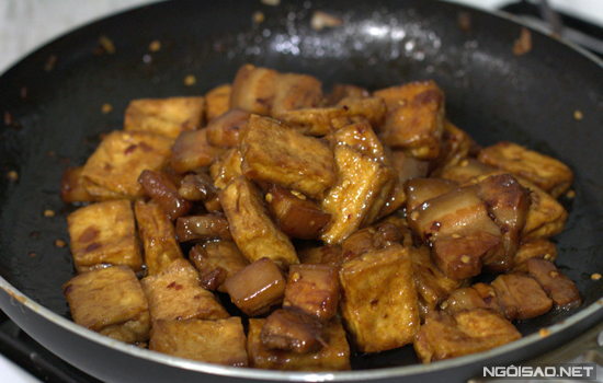 Braised Pork with Baby Tofu (Thịt Kho Đậu Hũ Non)