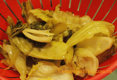 pickled-vegetables-soup-with-beef-recipe-canh-dua-cai-chua-va-thit-bo