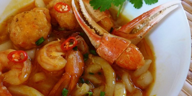 Rice Spaghetti Soup with Crab and Shrimp Recipe (Bánh Canh Tôm Cua)