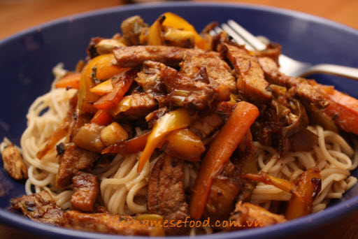 stir-fried-noodles-with-sliced-pork-mi-xao-thit-heo-lat