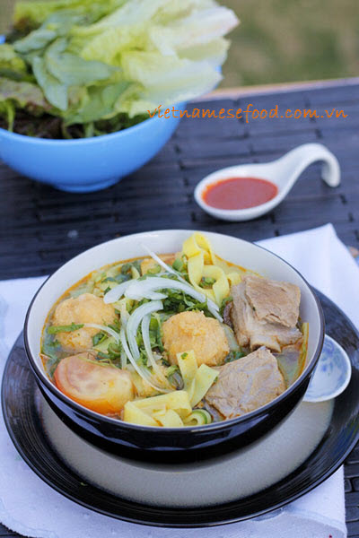 egg-noodle-soup-with-pork-chop-and-fish-balls-recipe-my-suon-non-va-ca-vien