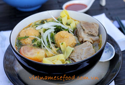 egg-noodle-soup-with-pork-chop-and-fish-balls-recipe-my-suon-non-va-ca-vien