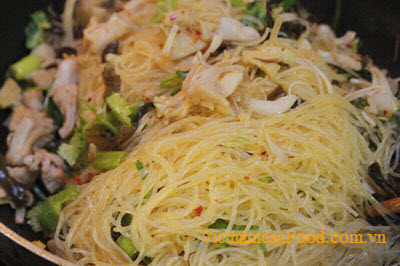 fried-cassava-vermicelli-with-baby-jack-fruit-recipe-mien-xao-mit-non