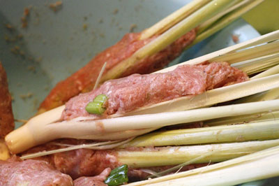 fried-pork-meat-with-lemongrass-rolls-recipe-heo-chien-boc-xa
