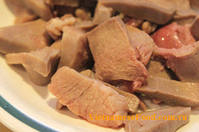 fried-pork-tongue-with-chili-and-lemongrass-recipe-luoi-heo-xao-sa-ot