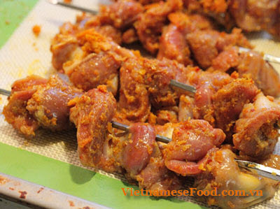 grilled-chicken-gizzard-with-saffron-recipe-me-ga-nuong-nghe