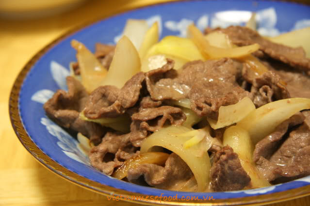 stir-fried-beef-with-ginger-and-onion-bo-xao-gung-va-hanh-tay