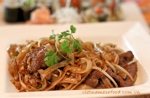 stir-fried-noodles-with-sliced-pork-mi-xao-thit-heo-lat