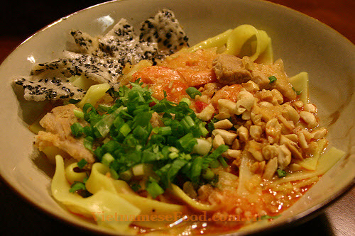ezvietnamesecuisine.com/vietnamese-quang-noodle-recipe-mi-quang