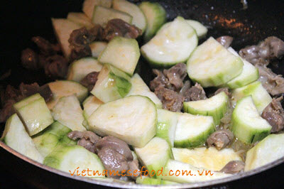 Stir-fried Chicken Gizzard with Smooth Luffa (Mề Gà Xào Mướp Hương)