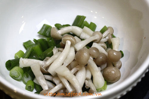 Mushrooms with Grinded Pork and Tomato Soup (Canh Nấm Thịt Nạc và Cà Chua)