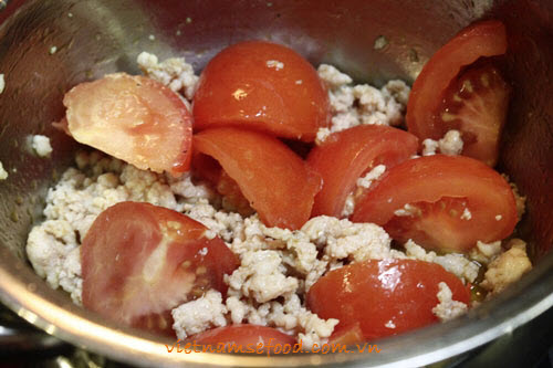 Mushrooms with Grinded Pork and Tomato Soup (Canh Nấm Thịt Nạc và Cà Chua)