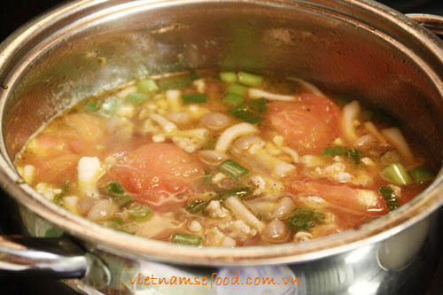 Mushrooms with Grinded Pork and Tomato Soup (Canh Nấm Thịt Nạc và Cà Chua)