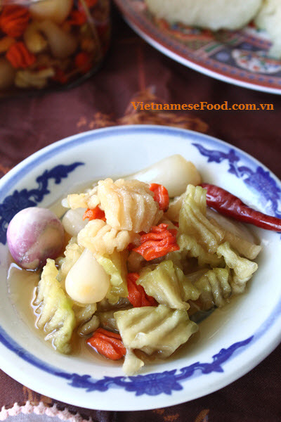 pickled-vegetables-and-chinese-scallion-in-fish-sauce-dua-mon-cu-kieu