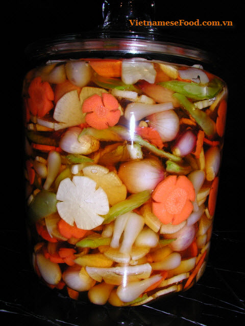 pickled-vegetables-and-chinese-scallion-in-fish-sauce-dua-mon-cu-kieu