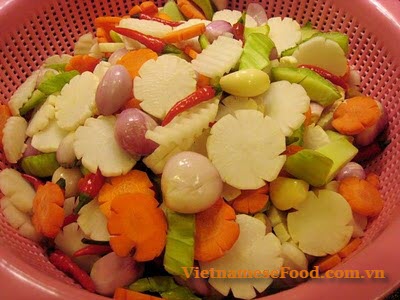pickled-vegetables-and-chinese-scallion-in-fish-sauce-dua-mon-cu-kieu