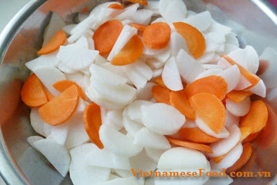 Pickled-white-radish-and-carrot-recipe-cu-cai-muoi
