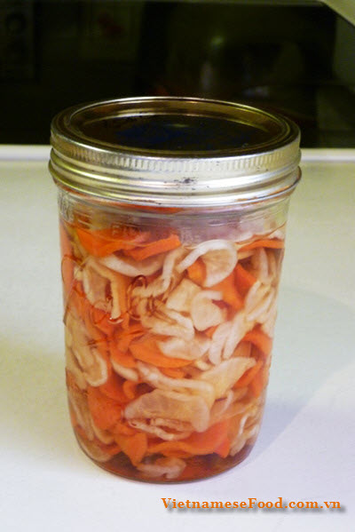 Pickled-white-radish-and-carrot-recipe-cu-cai-muoi