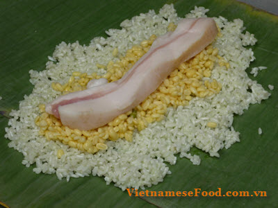 rice-cake-with-pork-belly-and-mung-bean-recipe-banh-tet