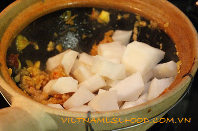 stewed-fresh-tofu-with-white-radish-recipe-dau-phu-non-om-cu-cai-trang