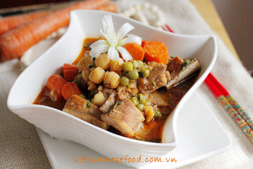 stewed-pork-chop-with-green-bean-recipe-suon-non-ham-dau-ha-lan