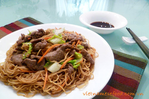 Stir-fried Egg Noodle with Beef Recipe (Mì Xào Bò)