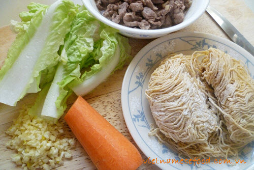 Stir-fried Egg Noodle with Beef Recipe (Mì Xào Bò)