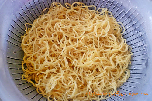 Stir-fried Egg Noodle with Beef Recipe (Mì Xào Bò)