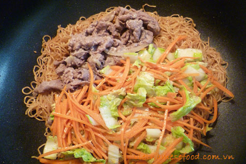 Stir-fried Egg Noodle with Beef Recipe (Mì Xào Bò)