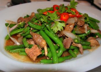 Stir fried French Beans with Chicken Organs Recipe (Đậu Cô Ve Xào Lòng Gà)