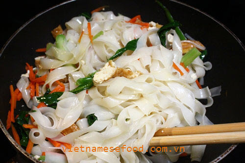 Stir fried Vegetarian Phở Noodle Recipe (Phở Xào Chay)
