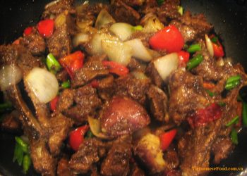braised-pork-with-chili-heo-kho-ot