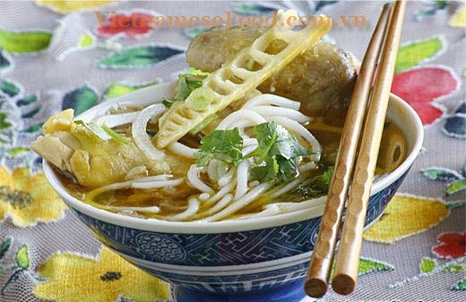 ezvietnamesecuisine.com/vietnamese-bamboo-shoots-and-chicken-noodle-soup-recipe