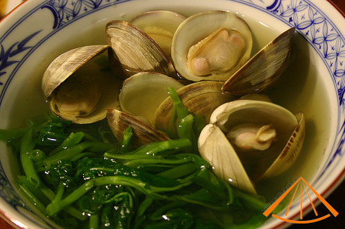 ezvietnamesecuisine.com/vietnamese-spinach-soup-with-basil-clams