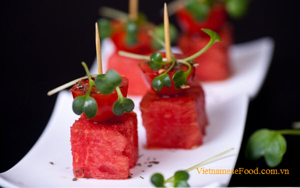 watermelon-and-tomato-skewers-recipe-xien-dua-hau-ca-chua