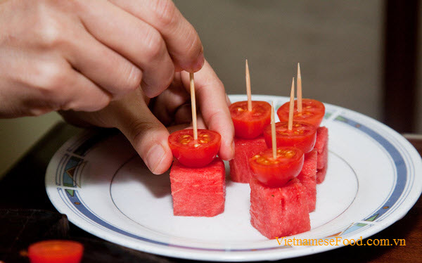 watermelon-and-tomato-skewers-recipe-xien-dua-hau-ca-chua